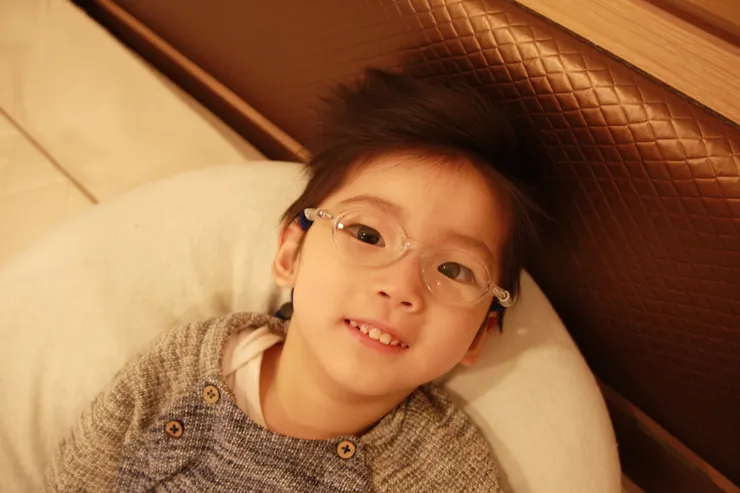 20140102子祐在一兩歲就配戴遠視眼鏡，這樣的笑容看不出來他是腦傷的孩子。