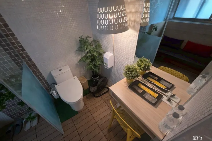 化妝室空間適合一人活動，兩人我覺得太擁擠，基本的梳子浴帽等，都有提供。