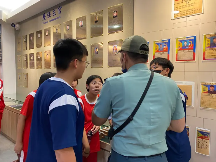 這群孩子充滿好奇，詢問頻仍（軍史室）