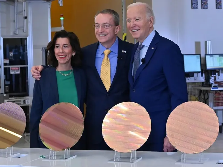 Intel 前執行長 Pat Gelsinger（圖中）。Foveros 堆疊技術與 IDM 2.0 改革，是他重建 Intel 競爭力、迎戰台積電 3D 封裝生態的核心戰略。