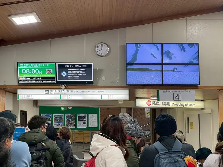 入口，可以先排隊，上車比較容易有座位唷