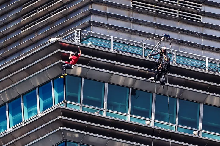不綁繩就算了,還八十幾樓給我雙腳懸空又換手,根本在考驗所有人的心臟吧!