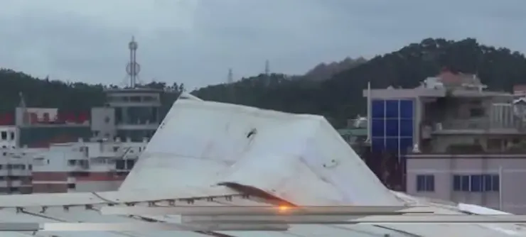 被掀翻的鐵皮屋頂，來自網路