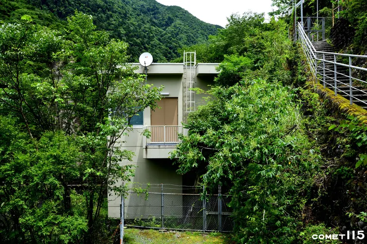 在往夢之吊橋的路上可以看到管理大間水壩的設施