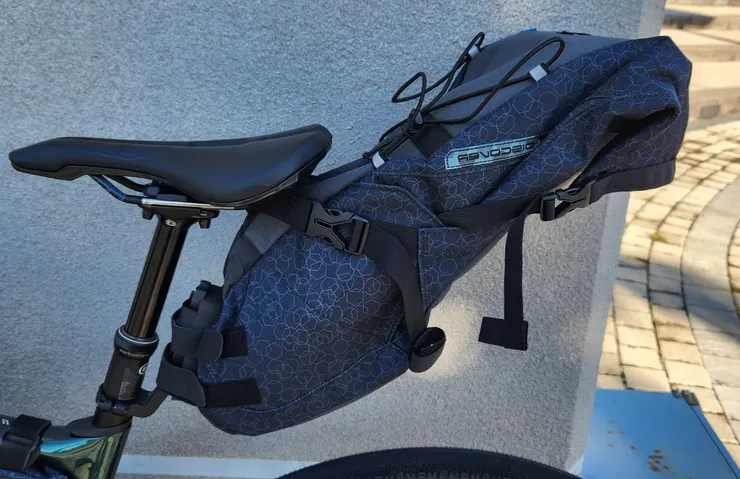 Discover座管包(蟲蛹包)，15L。這是我Bikepacking時的主力包包，基本上都會用來裝帳篷、露營椅、甚至小桌子。