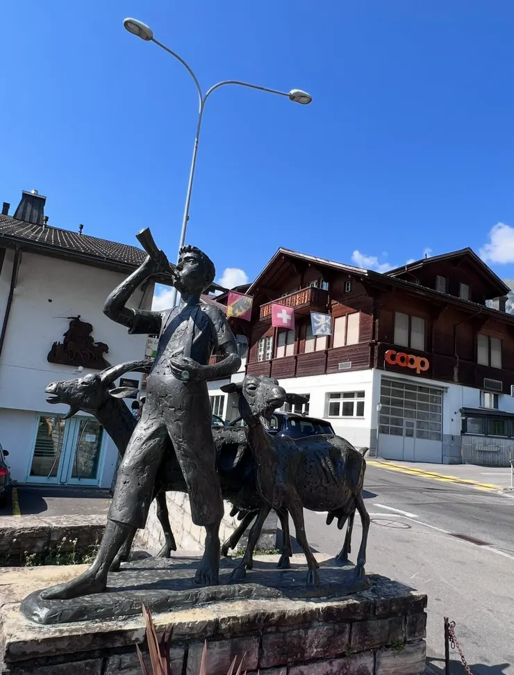 天氣太熱了，大街上沒什麼人，觀光客都躲在餐廳裏吃飯
