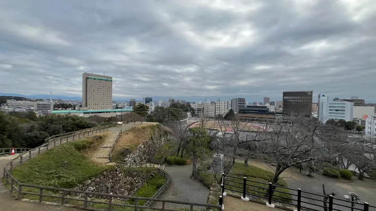 剛就是從公園一路上來。