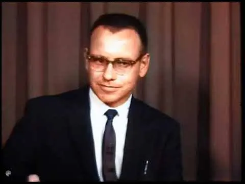 圖片來源：Young Warren Buffett Speaking in 1962 [Colorized]/YouTube