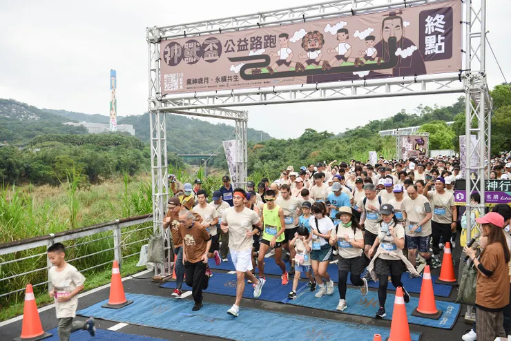 瘋神紀13紀年趣公益路跑，邀請知名演員陳亮哲擔任代言人，並且親自領跑。(圖/主辦單位提供)