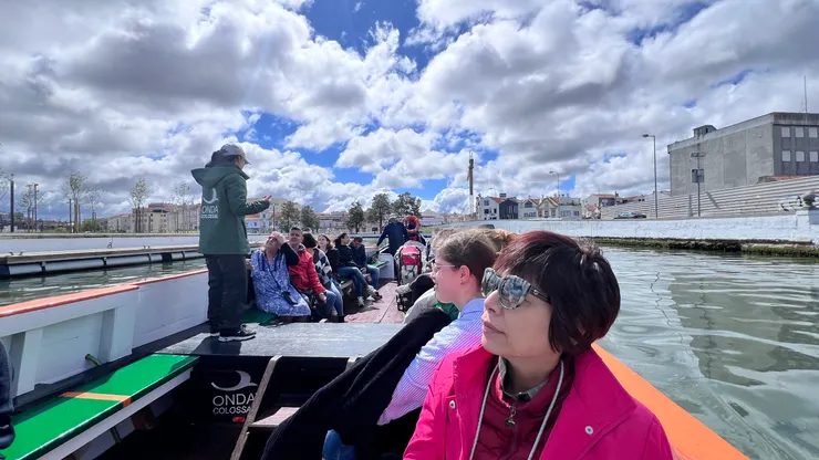 船航行中一人駕船一人解說, 解說沒使用擴音設備, 而是在船上走動分區說明, 以葡萄牙語和英語導覽。