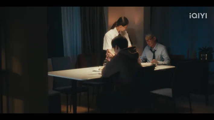 三個人的晚餐～沒有誰開口交談～(並不是只有三個人⋯⋯咳！其實還有一個弟弟⋯⋯)