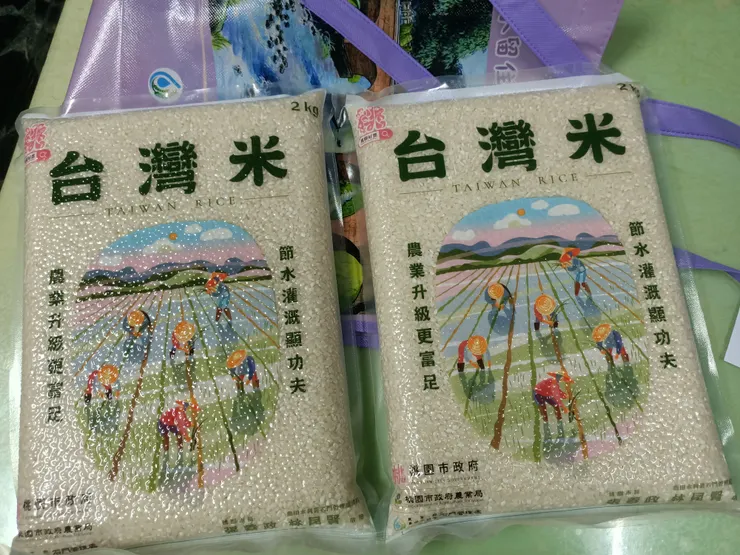 舅舅幫我們家領的米，農會發的！