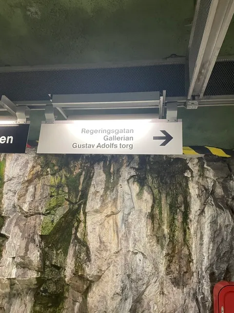 抵達 Kungsträdgården 站後，往 Regeringsgatan / Gallerian / Gustav Adolfs torg 的告示牌方向走