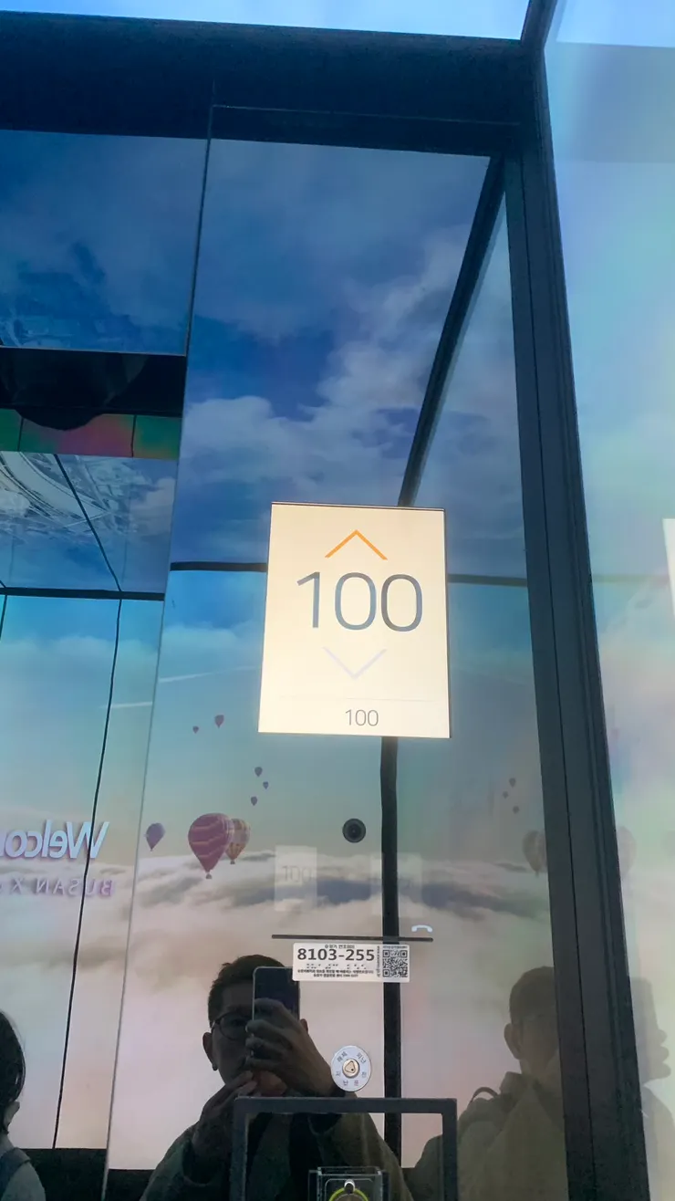 100樓值得拍照一下。