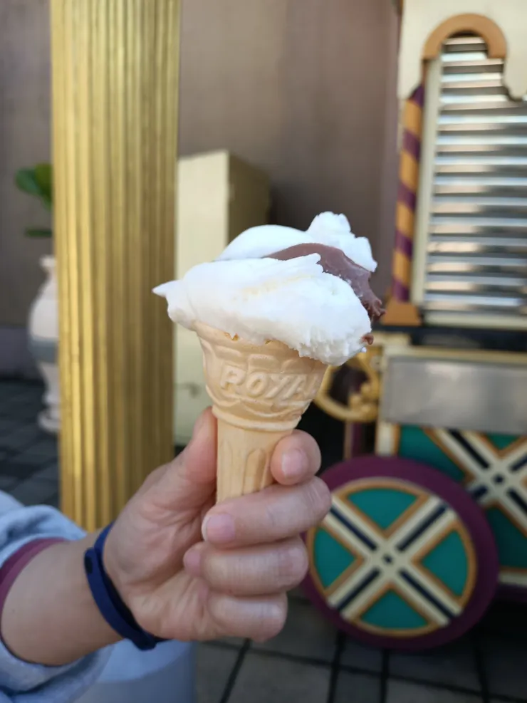 第一次買土耳其冰淇淋,很怕被騙,還好沒有騙我們,順利拿到冰淇淋,吃起來味道非常的濃厚