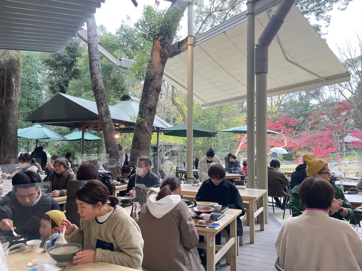 在這種戶外的空間吃，特別有感覺