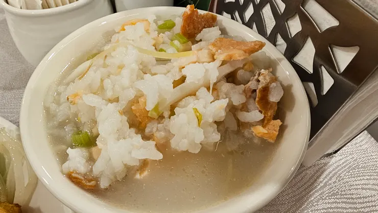 海鮮粥的料也很多!鮭魚和蝦仁超多!