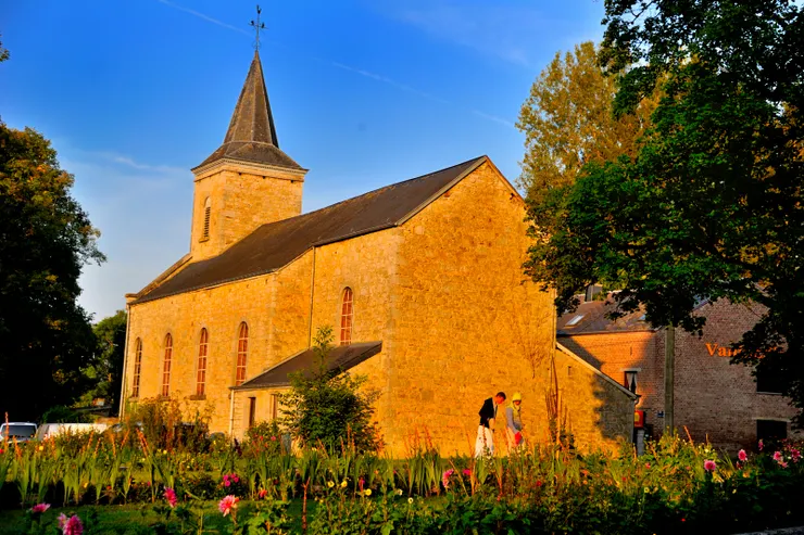 【為了四點半的敬拜老妻起個大早，唱誦聲隱隱傳出我揹著相機亂跑！老教堂沐浴在晨光中，也有奉獻者繞著庭園唸誦或談道。他們與我交會時都用「哈瑞奎師那」問候。】