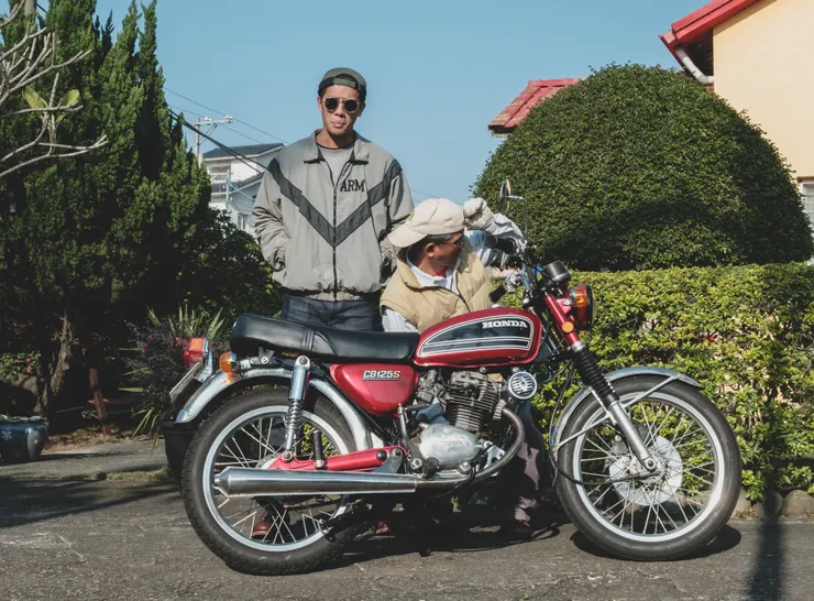 很喜歡這張頌恩父親喬好帽子準備合照的模樣