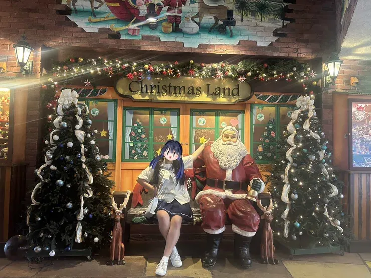 與聖誕老人比肩。