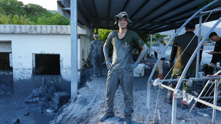 不停湧入的泥水導致志工身上都是泥