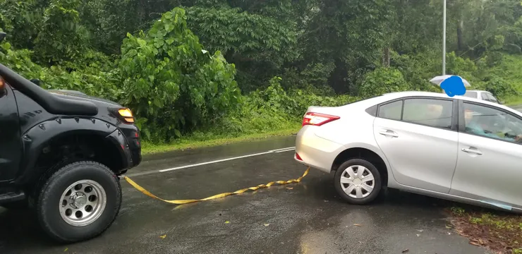 最後得到其他司機仗義幫忙拉出車