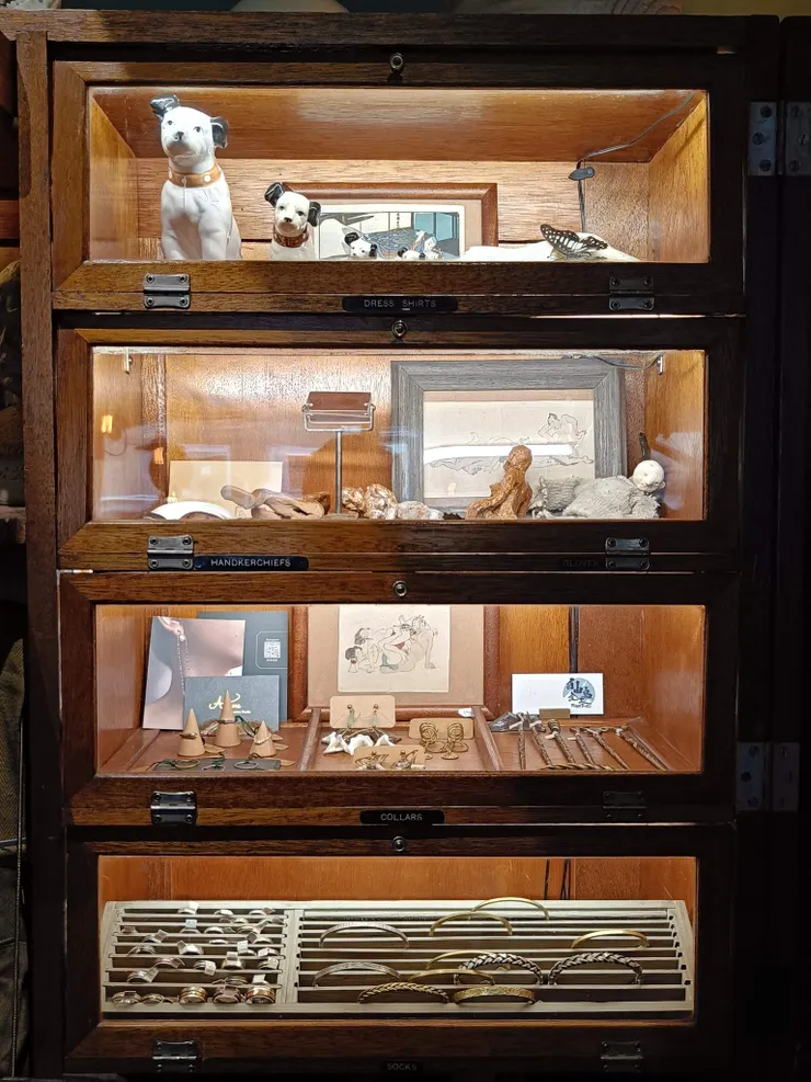 陳列於古董櫃中