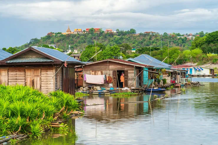 【烏泰他尼府】薩凱克朗河（แม่น้ำสะแกกรัง / Sakae Krang River）上的船屋，圖片取自 Facebook《อนุสาร อ.ส.ท.》