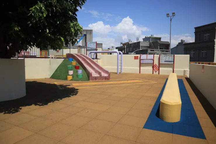 有小樹蔭的遊具第二階