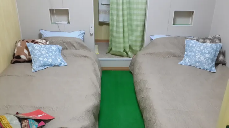 只能住兩人,浴室在後面