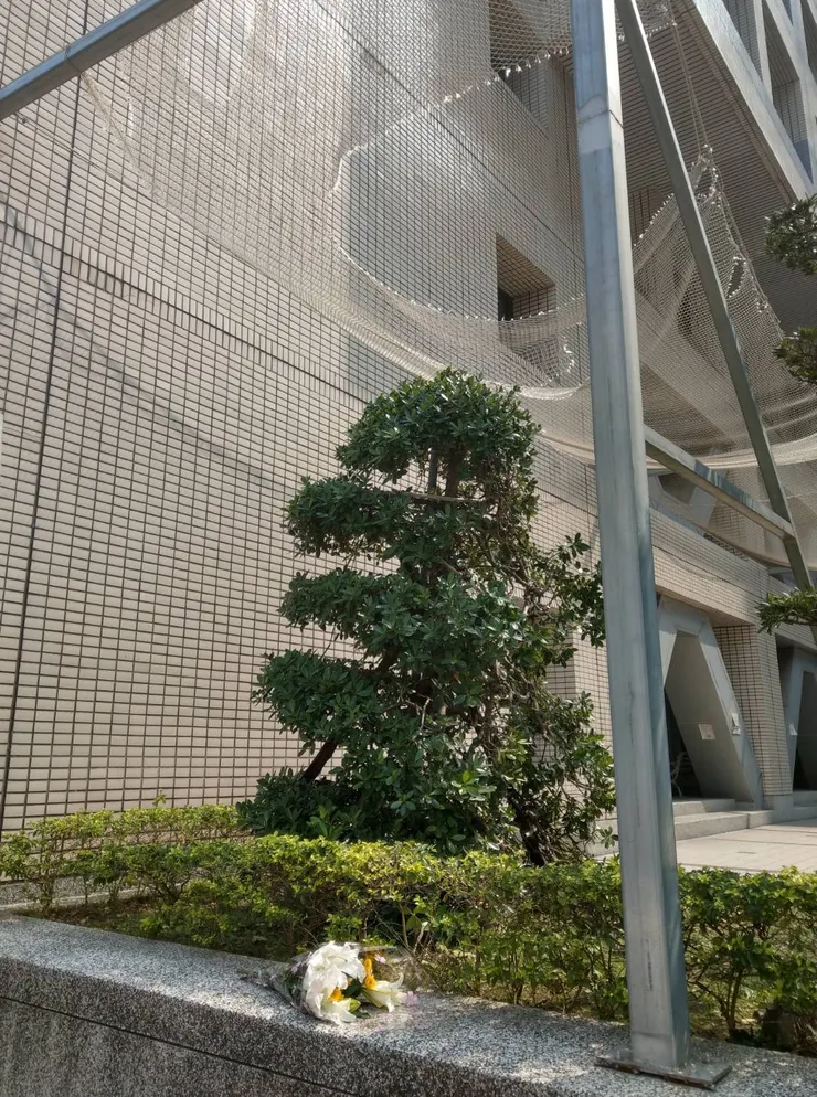 白色百合花象徵靈魂的純潔與重生，黃色菊花則象徵人格的思念與崇敬。