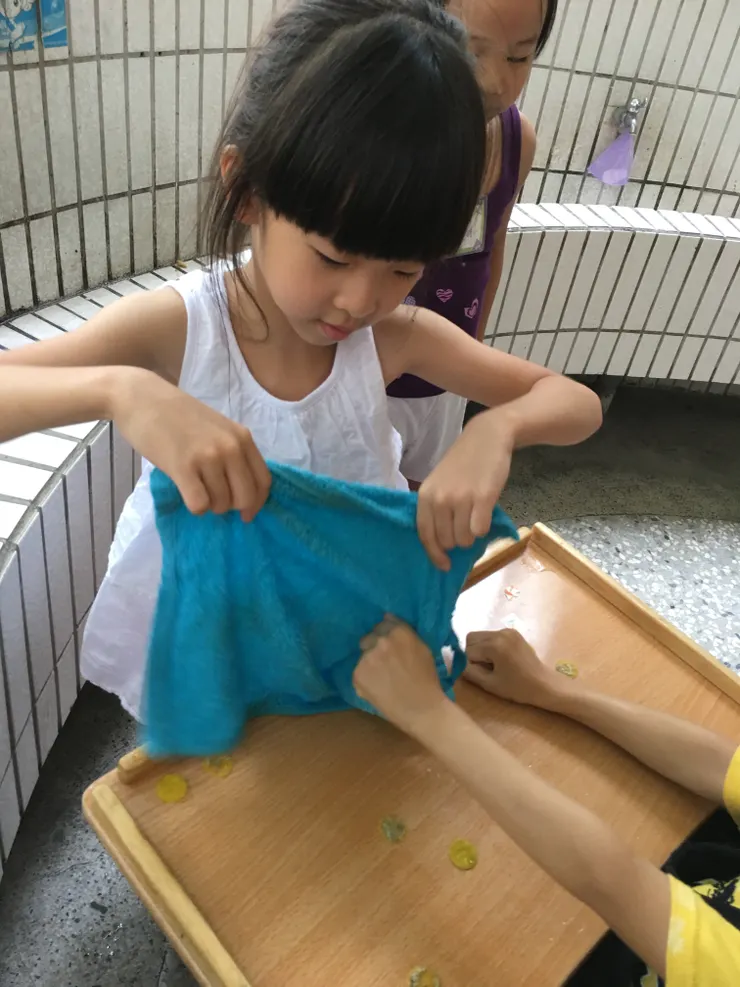 進教室前用濕毛巾準備幫祐擦手降溫的孩子。