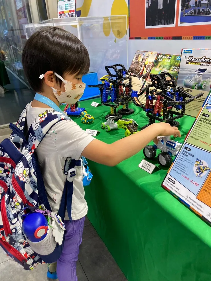 現場陳列課程相關的機器人供參考。