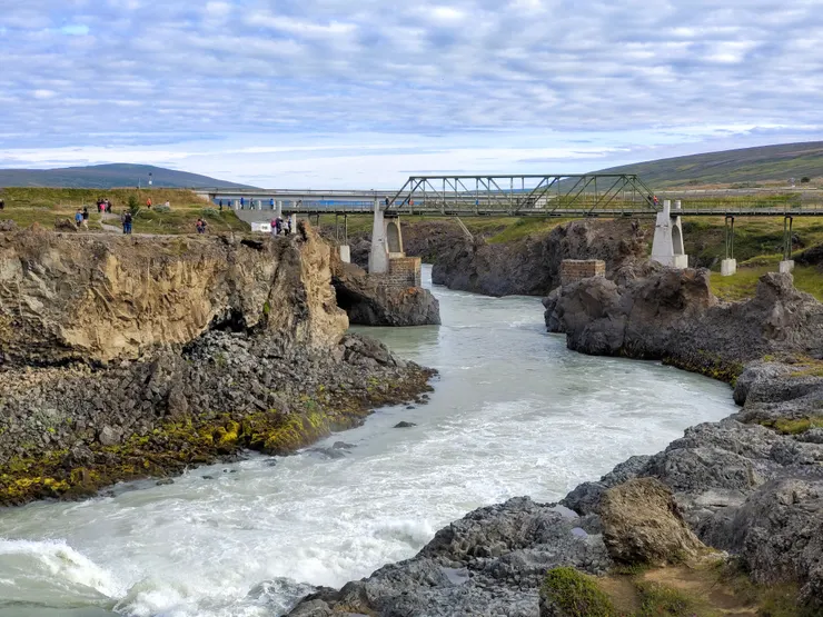 眾神瀑布的大水流過鐵橋。