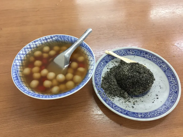 燒麻糬和圓仔湯的合照。