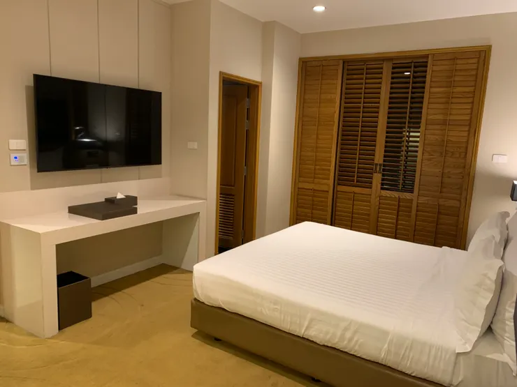 King size的床很大很好睡,另一台電視在床前,幾乎都沒看,是LG的電視,可以連自己的Netflix。