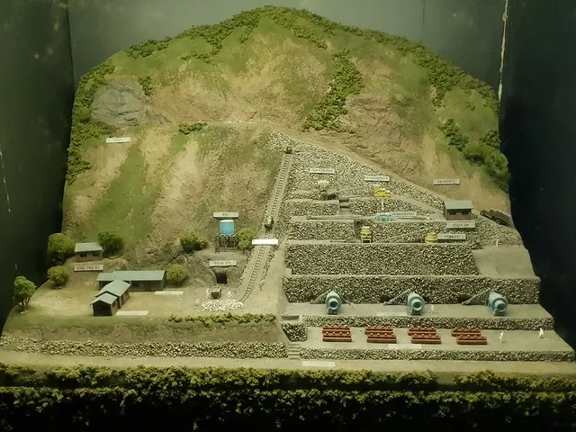 始興礦山的模型，可見五層的選礦場
