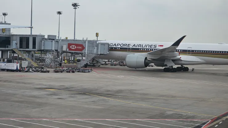 樟宜機場的空橋上也有匯豐銀行的廣告!