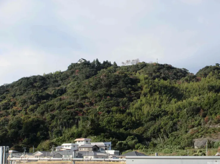 山頭上的斜屋頂建築物就是日峰神社