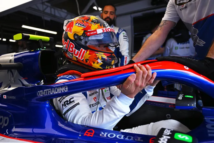 在紅牛與本田共同支持下成長的角田，至今依然能在頭盔塗裝上看到雙方（Red Bull、HRC）的LOGO