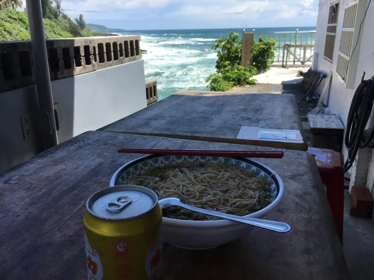 一邊看海，一邊買了罐飲料吃了碗麵