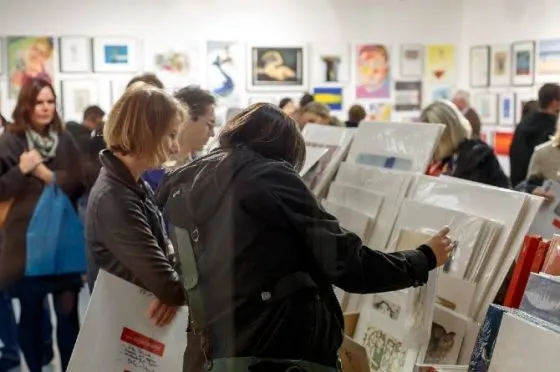 民眾在藝術超市選購喜歡的藝術作品(圖片取自網站)