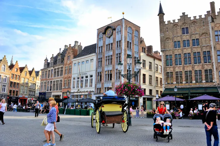 【集市廣場，重點是推著兩個娃兒的婦人，我就說，歐洲生育率比台灣高。】