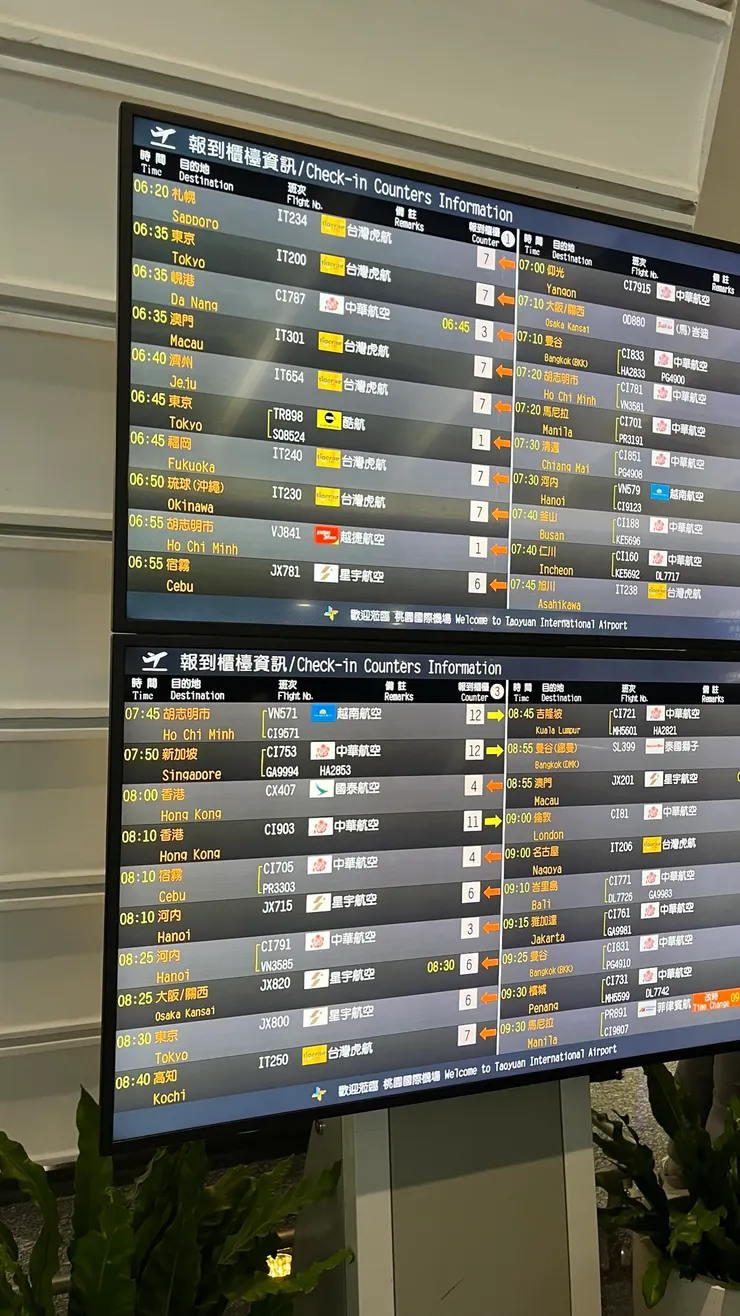 報到櫃檯上一片橘。