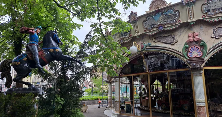 市政廳花園 我見過最大的旋轉木馬餐廳..挺有趣的