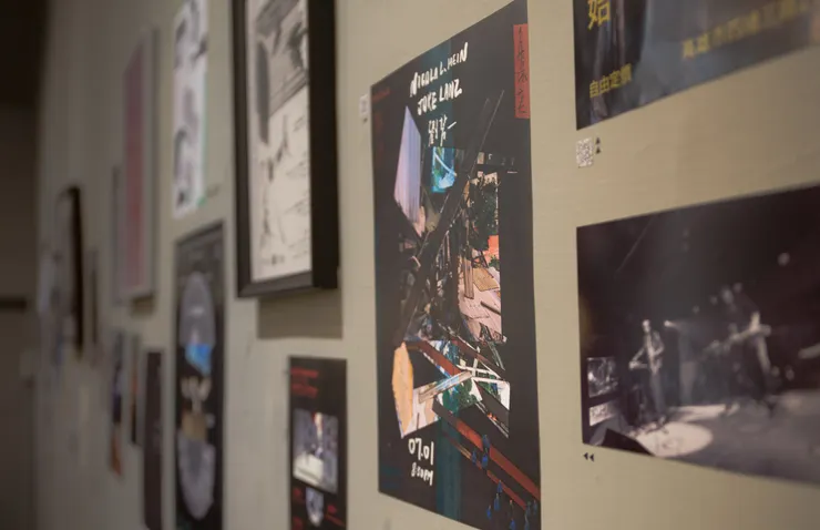 周圍牆面是高雄聲音推廣單位「耳蝸」，自2012年起「耳集」系列的實驗音樂活動海報。部份海報附上實際演出錄音的二維碼，供掃描聆聽，對照由視覺輸入、預設的想像。