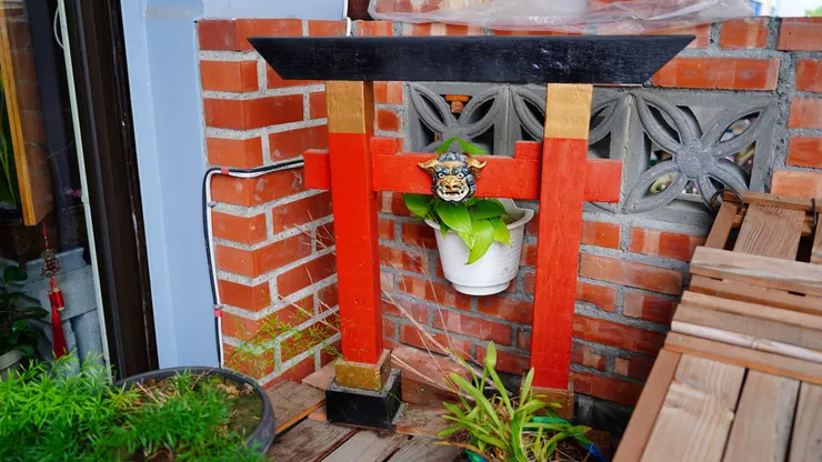 一旁還有台南常見保平安的「劍獅」