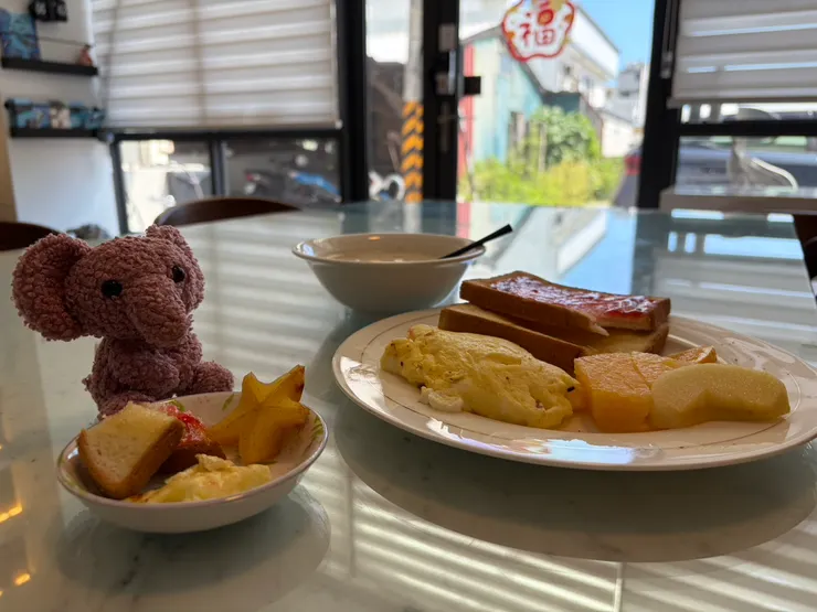 上個月去花蓮參加活動，在民宿為自己與大象做的早餐🤣