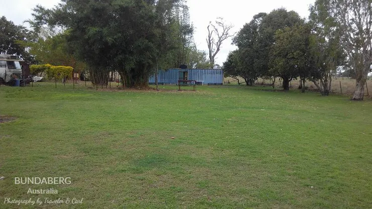 營地內的大草皮，經常與 Marcelo 在這踢球玩耍 (圍欄外有放養的牛、馬)