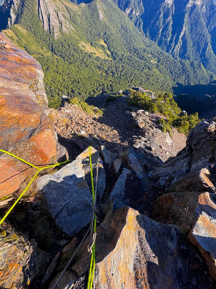 品田山第一個斷崖看起來還行，而綠色螢光繩看起來很新且穩固，感謝架繩的前輩～